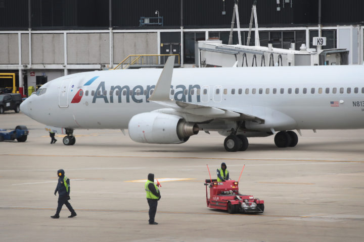 Pasajeros de American Airlines atrapados en la pista durante 6 horas en un avión sofocante – Travel Noire