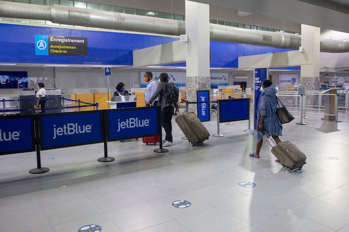 JetBlue Is Bringing In The Holidays Early With This Flash Sale And Airport Décor