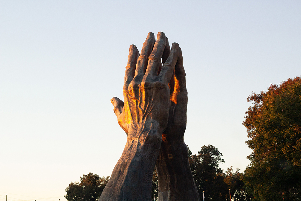 5 Iconic Hand Sculptures Around The World