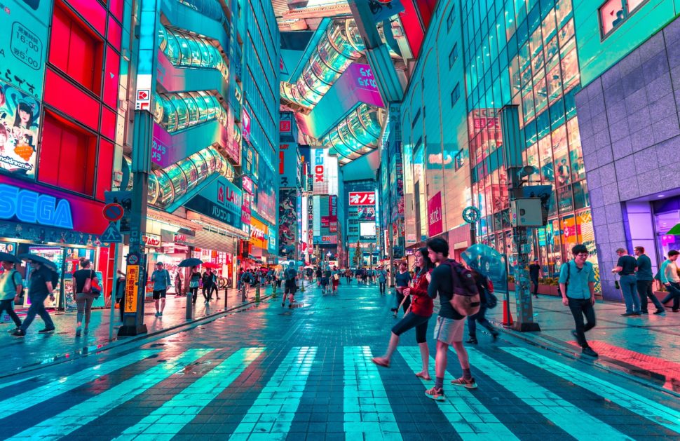 日本夜晚繁忙的街道，有很多霓虹灯