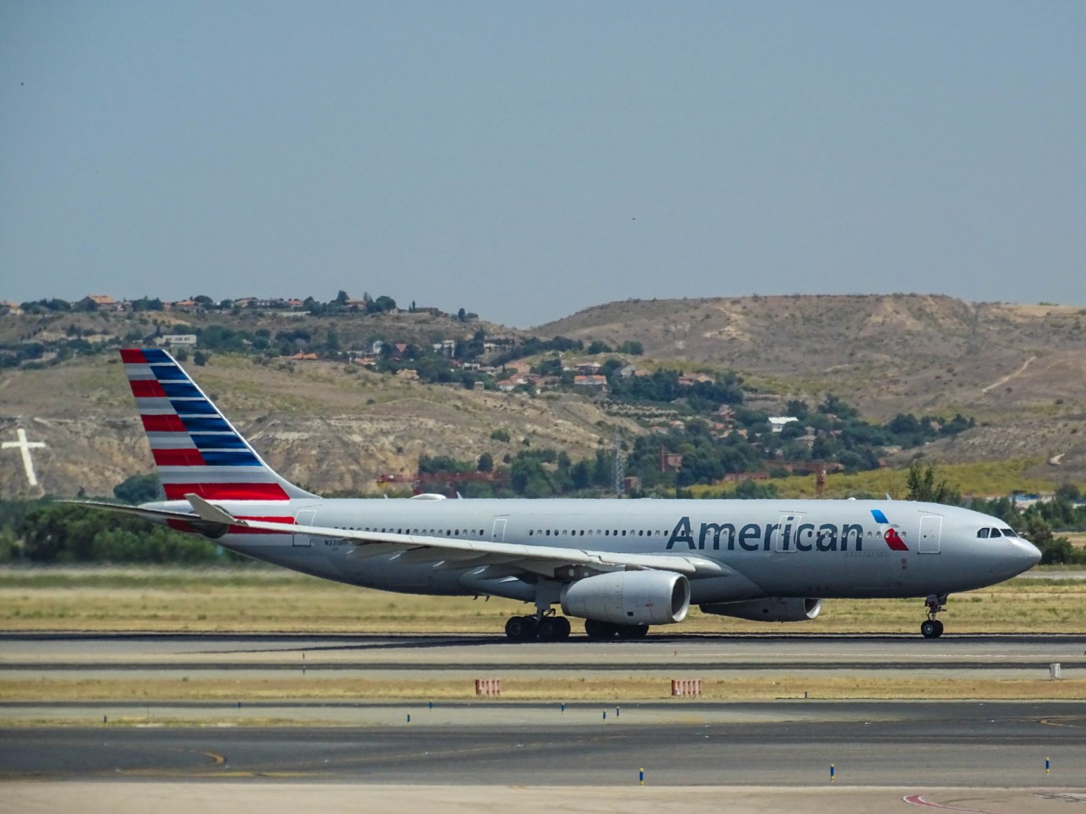 Pasajero de American Airlines irrumpe en la cabina y daña el avión – Travel Noire