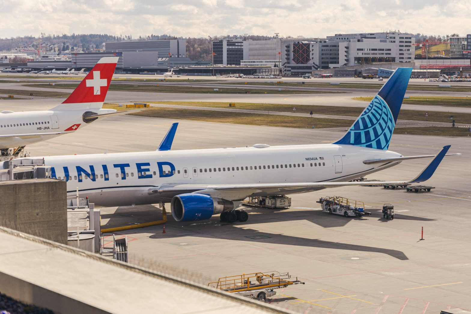 Más de 3000 empleados de United Airlines dan positivo por Omicron, vuelos cancelados – Travel Noire