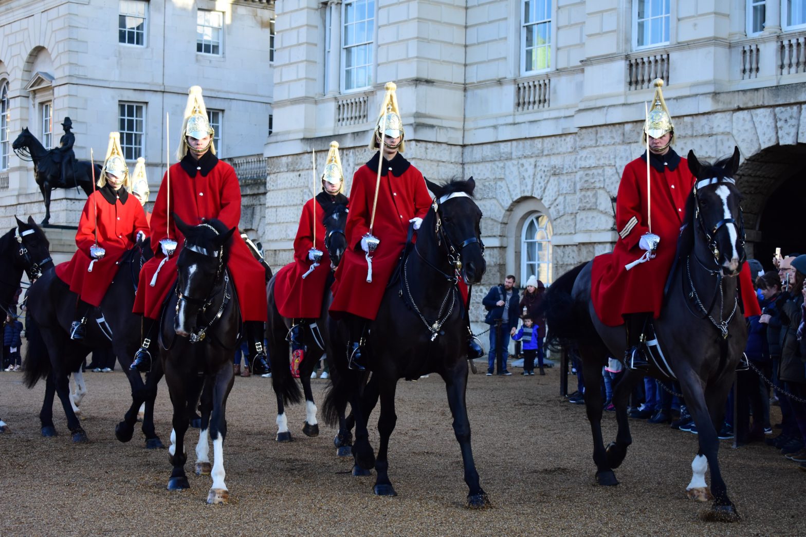 Tourist Yelled At By Queen Elizabeth's Guard For Touching His Horse And People Are Divided