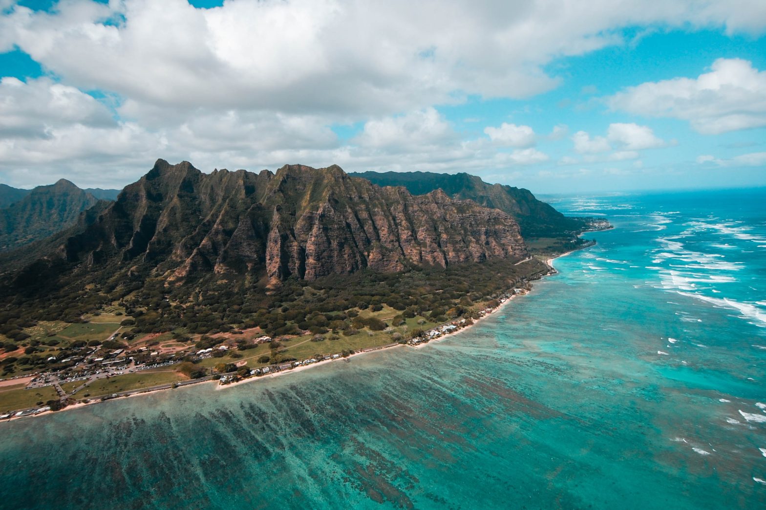 Vuelo de Hawaiian Airlines se encuentra con turbulencias extremas, lo que resulta en lesiones a pasajeros y tripulantes - Travel Noire
