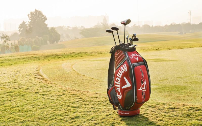 callaway golf bag sitting on a golf course - best golf bags for travel