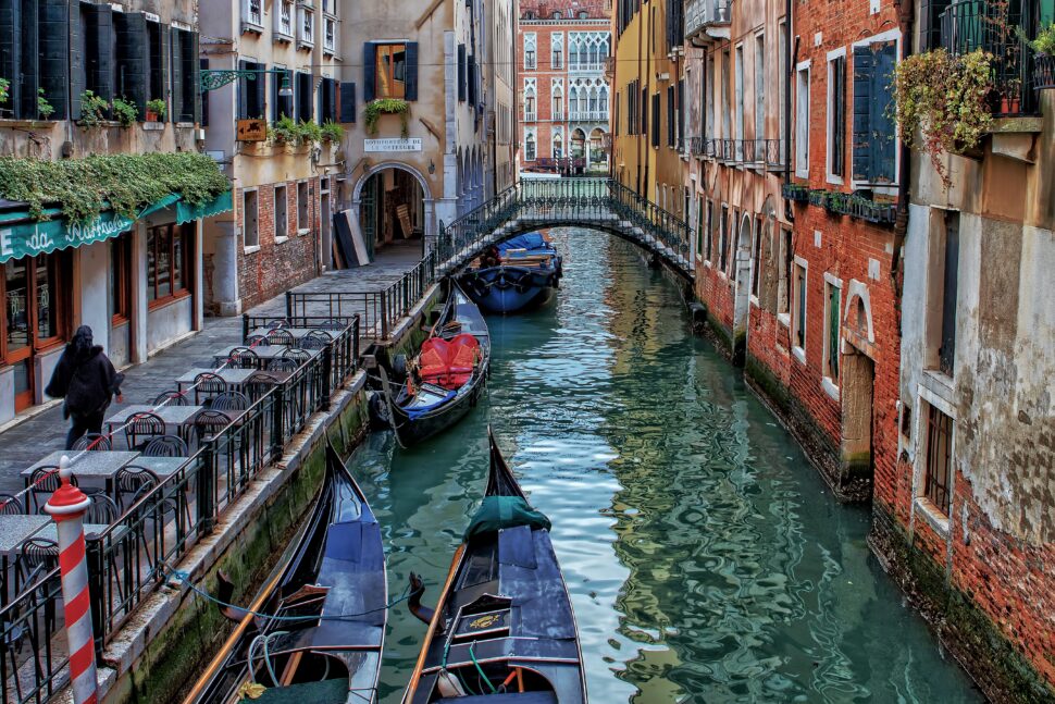 意大利威尼斯运河中的船只 - 欧洲夏季之旅