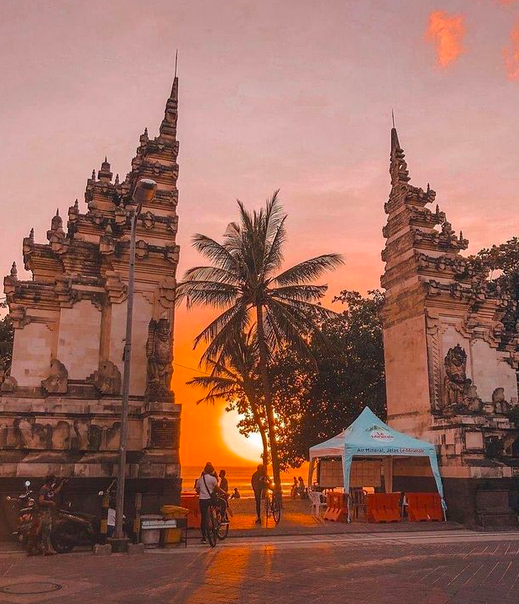 Bali is a wonderful place to explore and stay on vacation. Here are the best places and areas to plan your next vacation. Pictured: sunset against the backdrop of Bali.