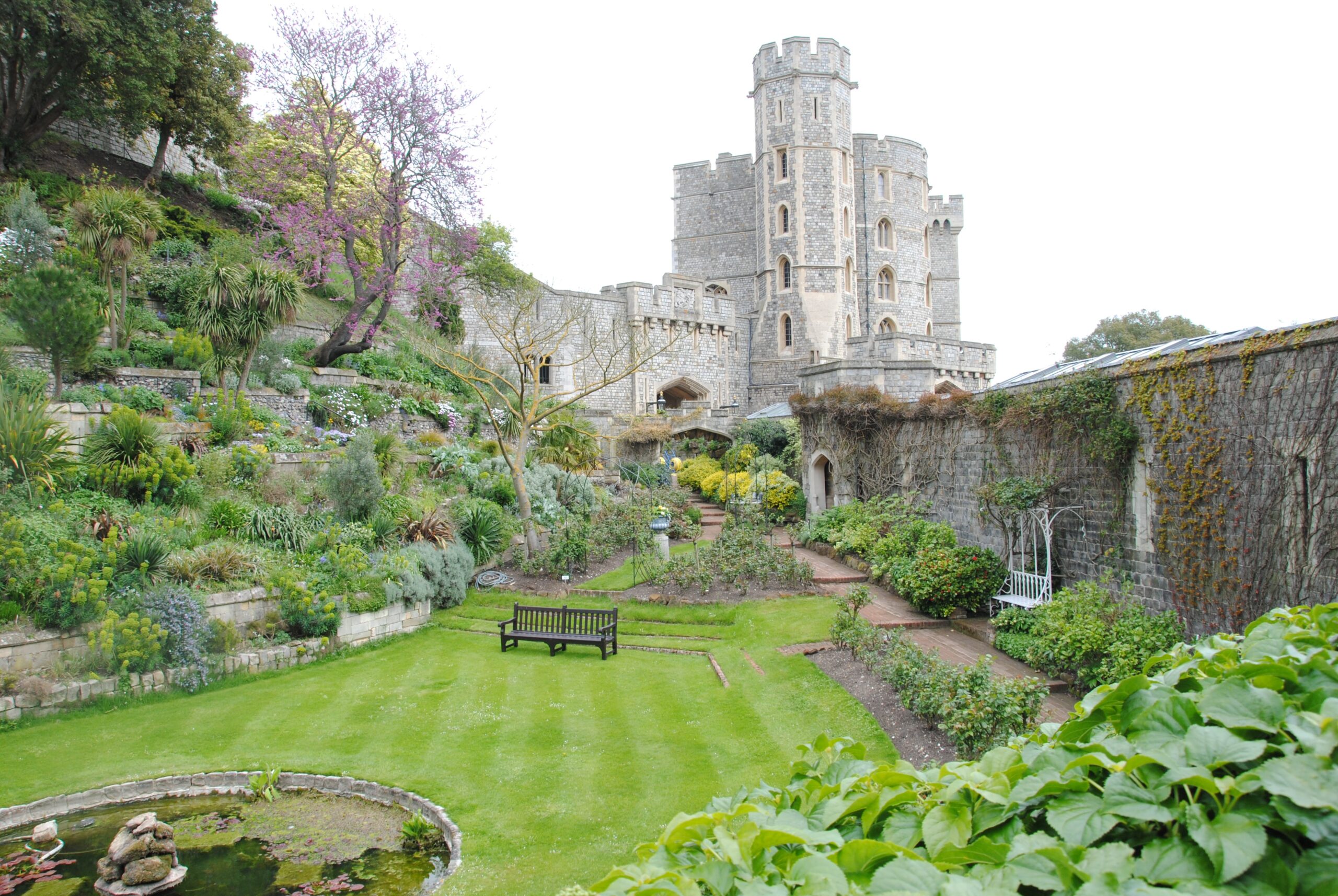 Windsor Castle is a regal property that has a deep history. Tourists should visit the spacious grounds during their time in the city of London.