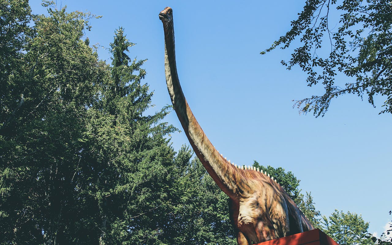 Very tall statue of a dinosaur