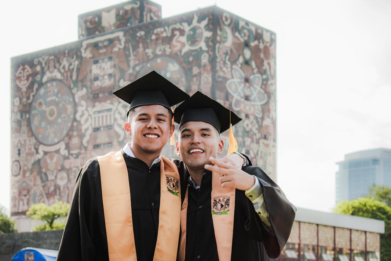 Two graduates standing outside the National Autonomous University of Mexico