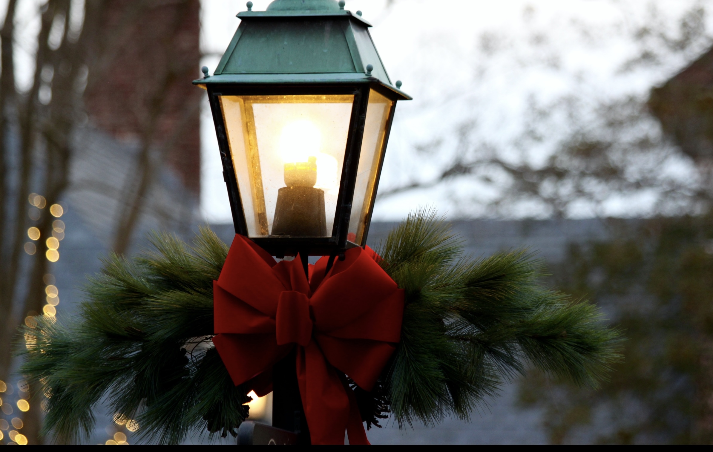 Grapevine, Texas is a northern city that is very accessible for travelers.
Pictured: a street light with a red bow and green pine tree decorations for Christmas 