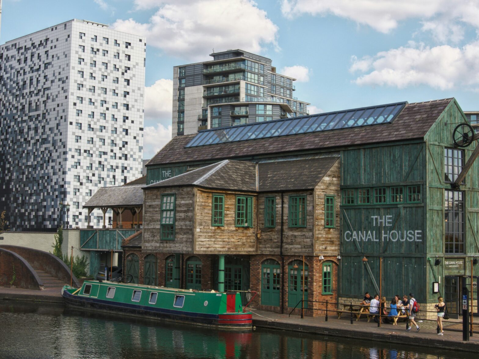 5 Reasons To Explore The Birmingham Canals Near London