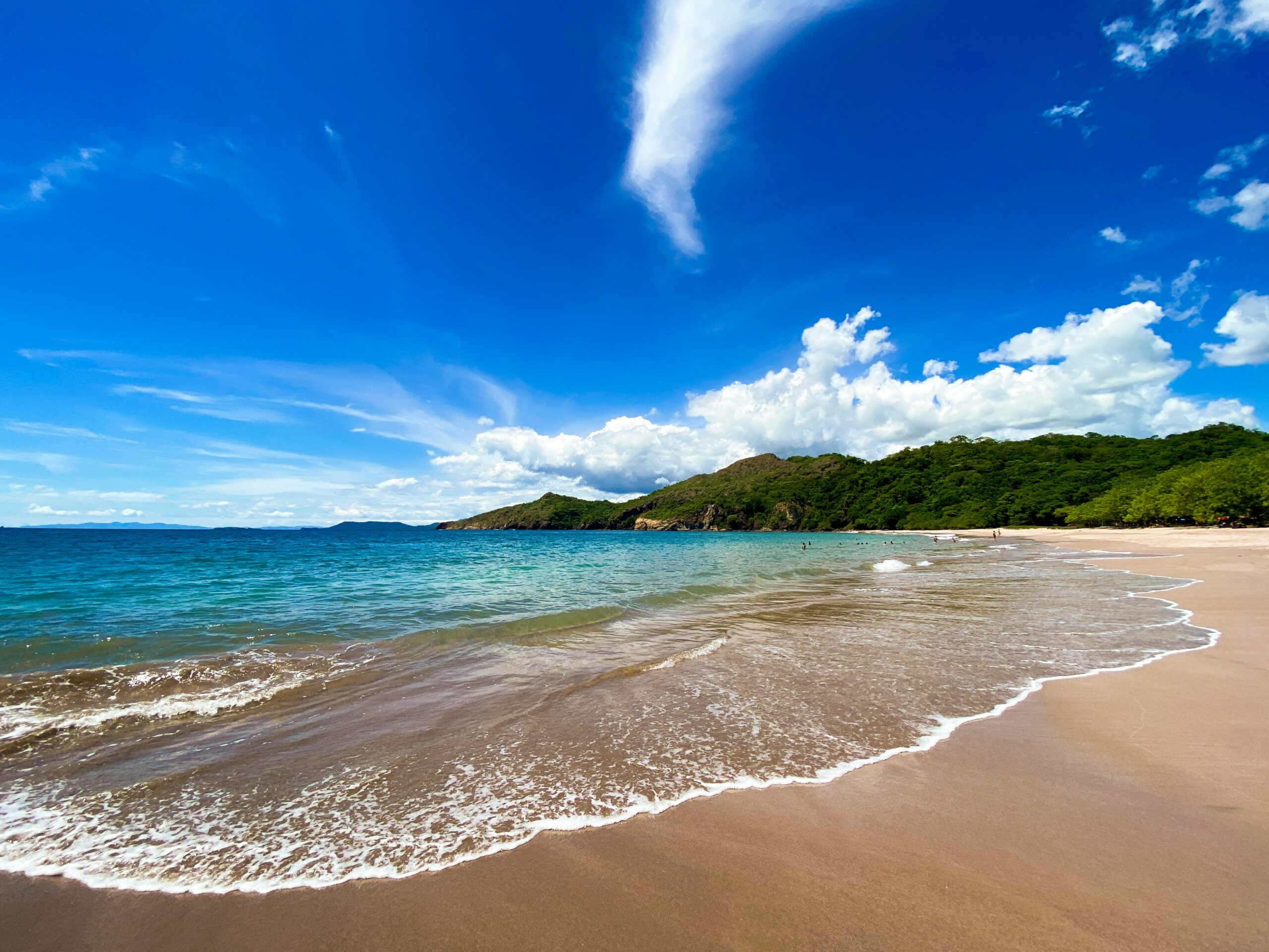 These are the best beaches of Costa Rica.
Pictured: a beach in Costa Rica with turquoise waters and bright blue skies