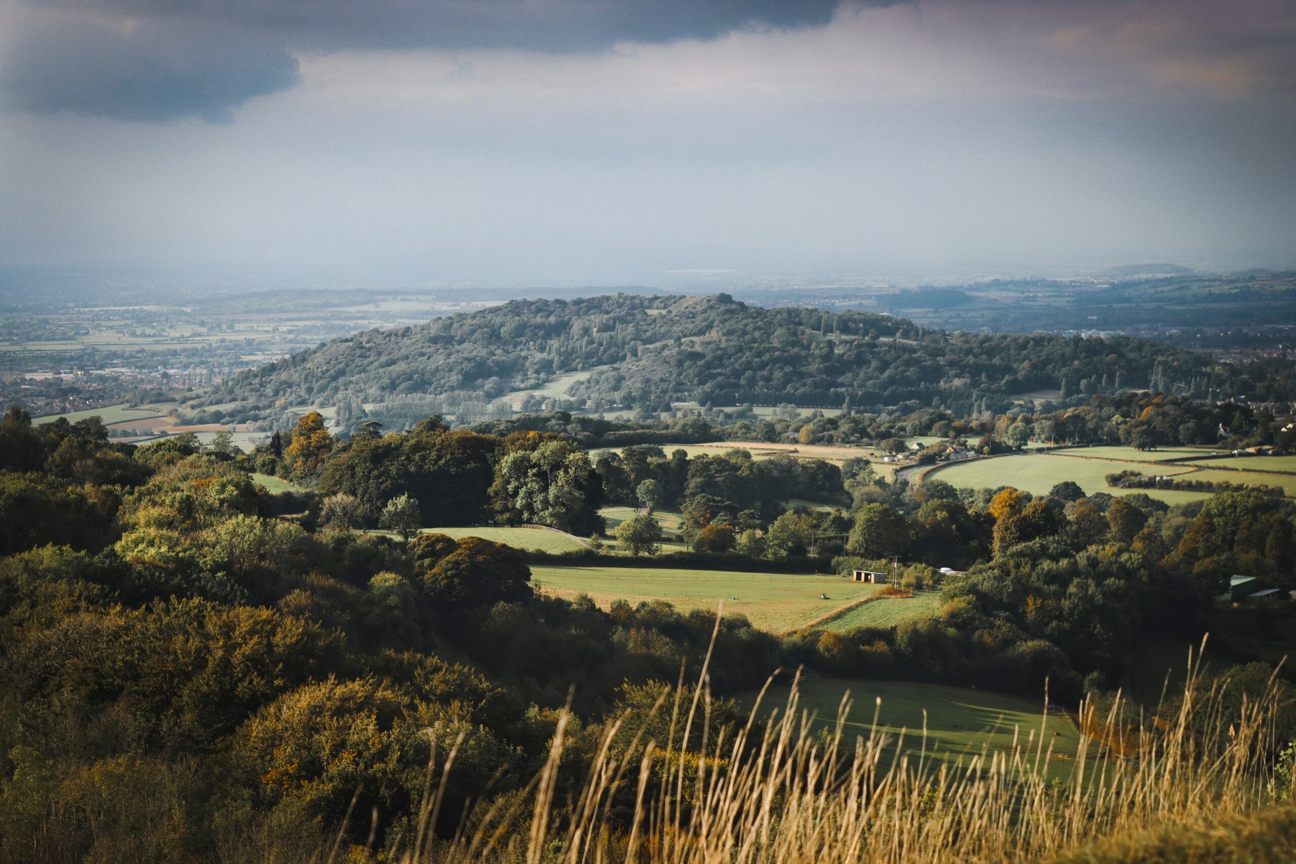Gloucestershire is a southern part of the English countryside and one of the places that "The Gentlemen" series was filmed in.
pictured: the rolling hills and valleys of Gloucestershire