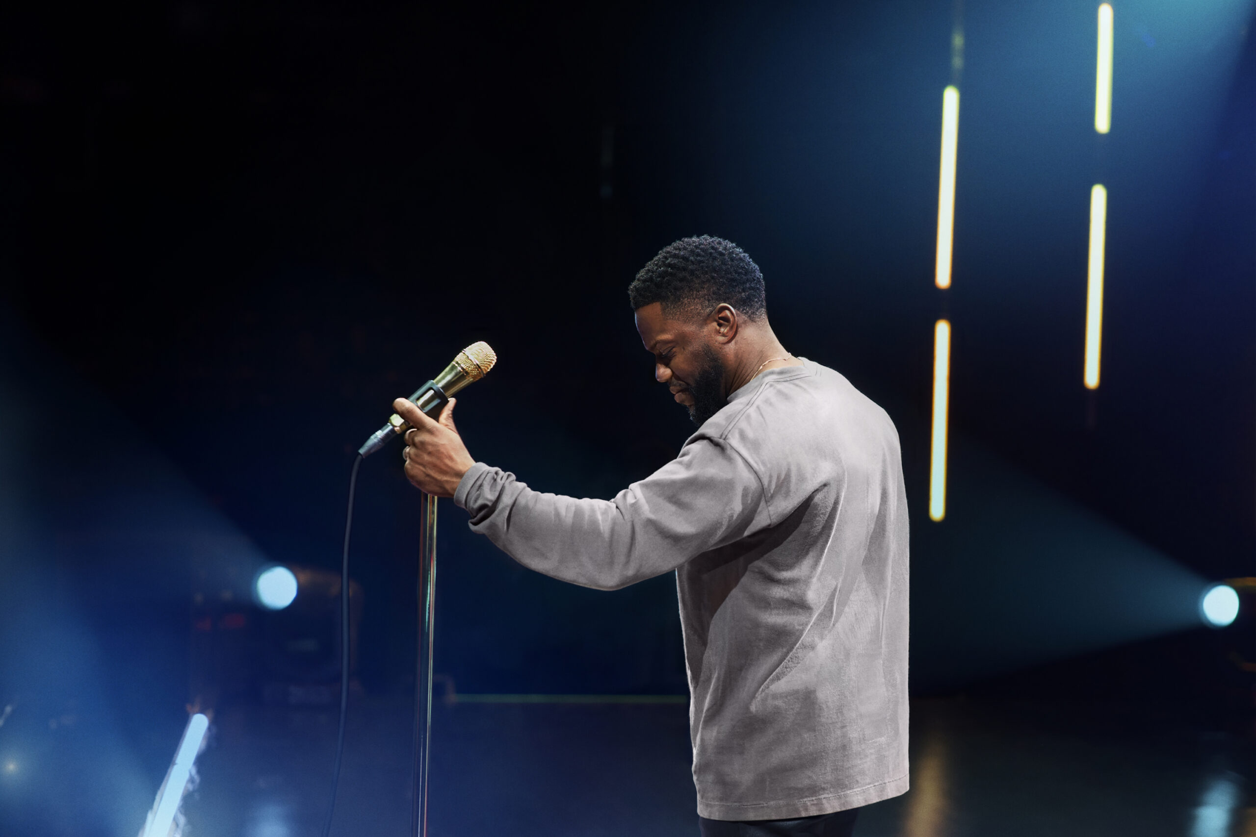 Kevin Hart is a part of the new Icon experience that Airbnb is offering. pictured: Kevin Hart on stage