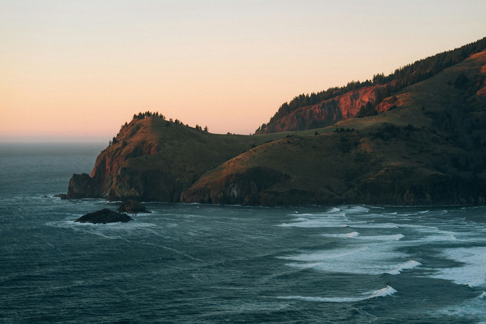 These outdoor experiences are great ways to enoy Oregon during summer. 
pictured: the coast of Oregon